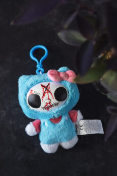 Upcyklovaný modrý plyšový přívěsek Hello Kitty se symbolem anarchie Modifyed