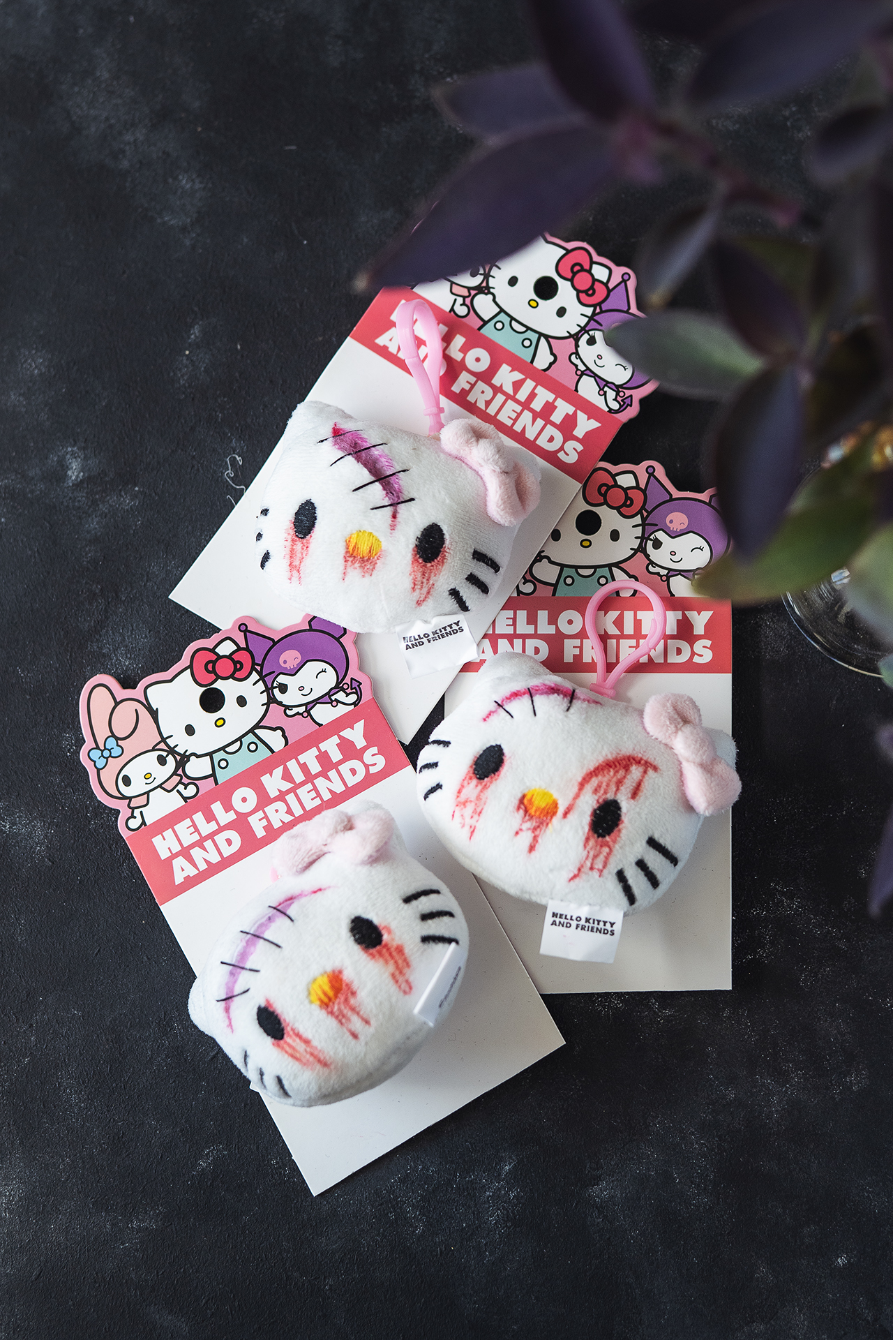 Upcyklovaný plyšový přívěsek hlava Hello Kitty s krvavými slzami Modifyed